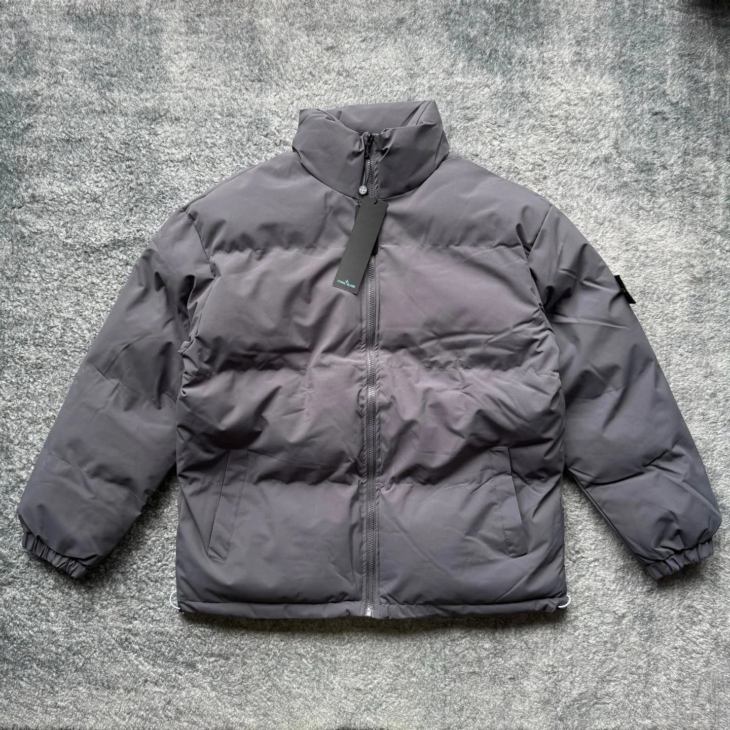 P280 Stone Island New nylon zipper outdoor functional stand-up collar cotton jacket Stone Island 23FW new product recommendation Classic nylon stand-up collar cotton jacket Short loose silhouette Suitable for various body types Specially treated nylon fabric Waterproof and anti-fouling Classic armband embellishment on the arms Customized buttons Complete with three-label hangtags Hand-stuffed down cotton inside Full and stylish Highly warm and OEM quality Factory OEM quality Exquisite workmanship Black and gray recommended Suitable for both men and women Color: Black Gray Size: M-2XL Length Bust Shoulder Width Sleeve Length M 74 128 60 60 L 76 132 62 61 XL 78 136 64 62 2XL 80 140 66 63